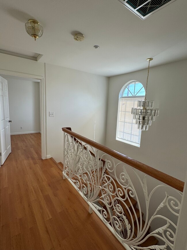 Building Photo - 923 Royal Oaks Dr