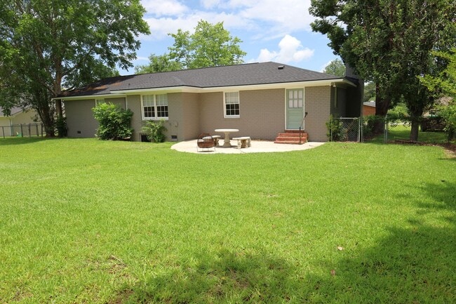 Building Photo - 111 Fairway Dr