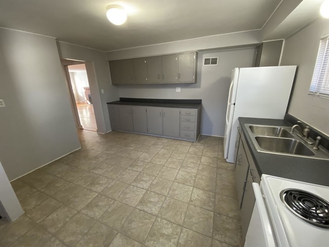 Building Photo - 614 Tesmore Pl