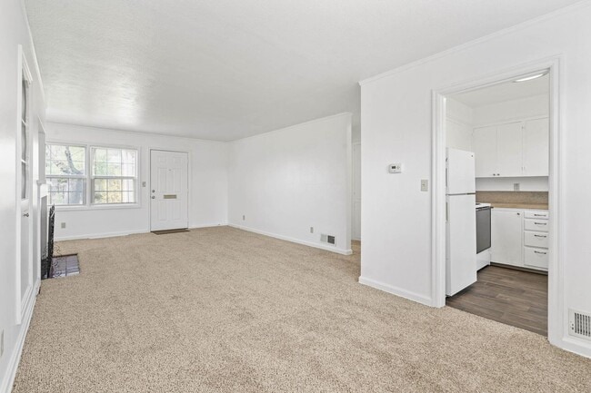 Building Photo - Beautifully maintained 1-bdrm/1-bath unit in 4-plex. Fireplace, off-street parking, laundry, grea...