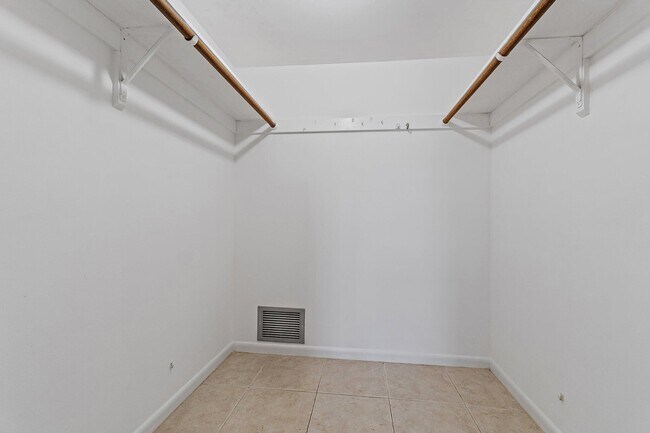 Building Photo - 5570 Tamberlane Cir