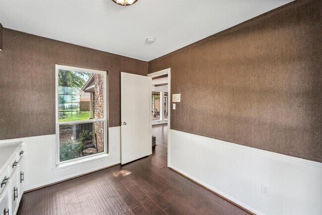 Building Photo - 1823 Saddlecreek Dr