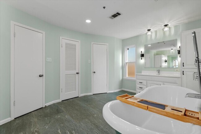 Building Photo - 6003 Long Leaf Dr