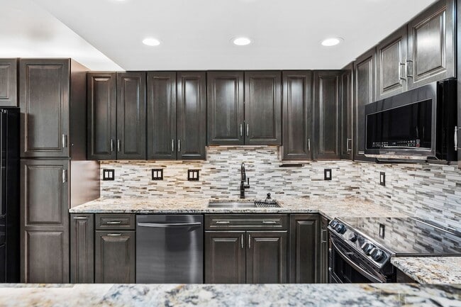 Building Photo - 2 bed, 2 bath Available Now!