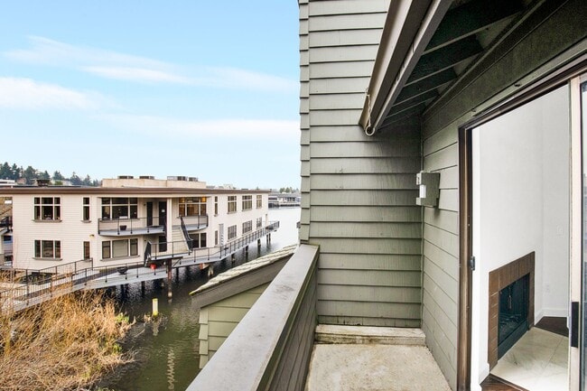 Building Photo - 2 Bedroom Plus Bonus Room in the Heart of Bellevue