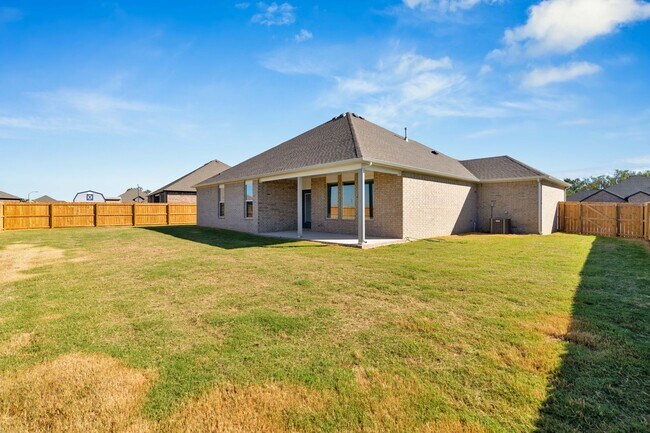 Building Photo - Brand-New 4 Bedroom in Siloam Springs! 3-C...
