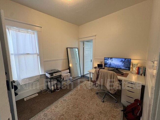 Building Photo - 1149 S Lk St