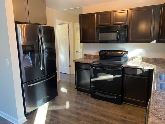 Building Photo - Coming soon! Nice remodeled 2 bedroom dupl...