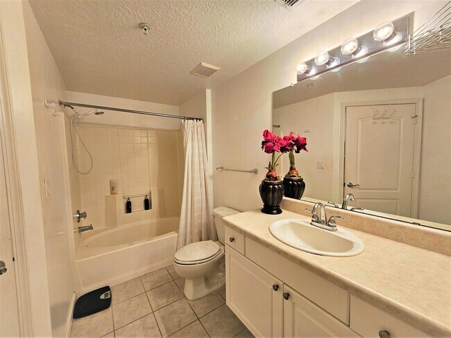 Building Photo - 5050 Fairways Cir