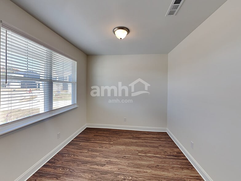 Building Photo - 2117 Overlake Cir