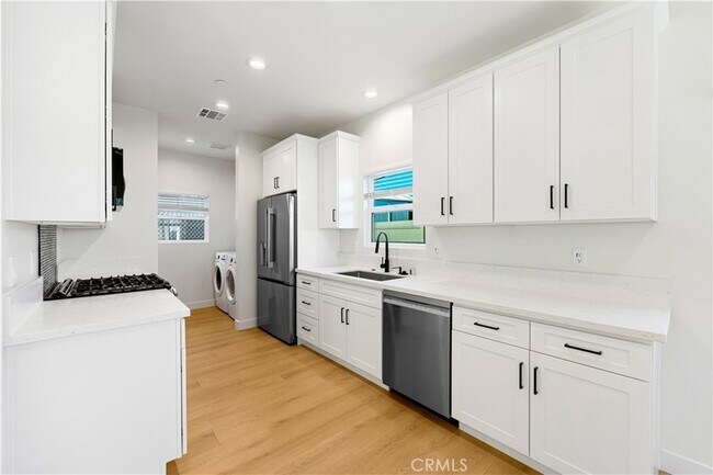 Building Photo - 4042 Somers Ave