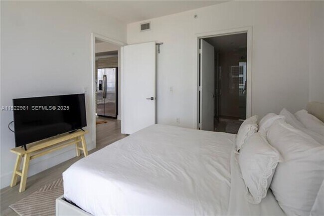 Building Photo - 121 NE 34th St