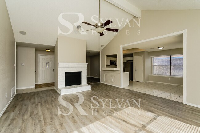 Building Photo - Fall in love with this 3 bedroom, 2 bathro...