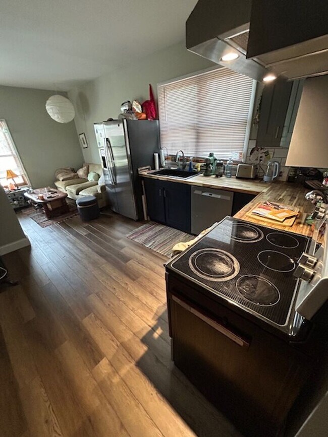 Building Photo - Contemporary 1BR/1BA - Location Meets Styl...