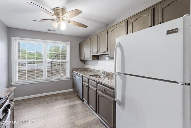 Building Photo - 65 Briarwood Ct