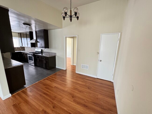Building Photo - 521 S Manhattan Pl