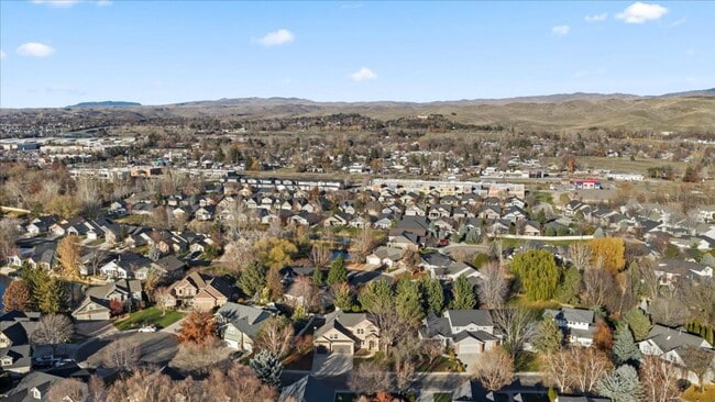 Building Photo - Quiet, Convenient, and Spacious 5 Bedroom 4 Bathroom Home