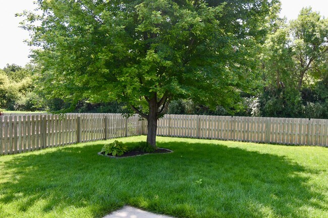 Building Photo - Modern 3 Bedroom 4 Bathroom Bellevue Home!
