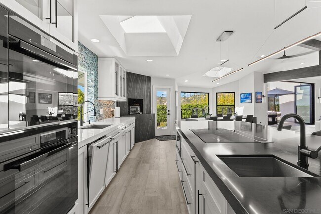 Building Photo - 7982 Roseland Dr