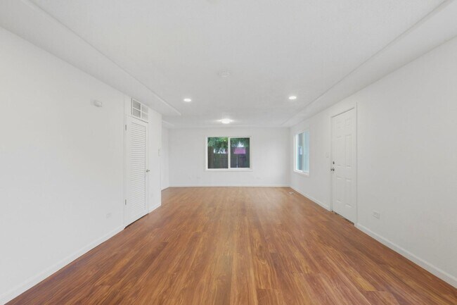 Building Photo - 810 E 63rd St