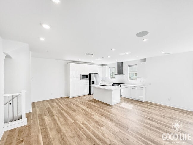 Building Photo - Beautiful 3BD/2.5BA W/ AC and Attached Gar...