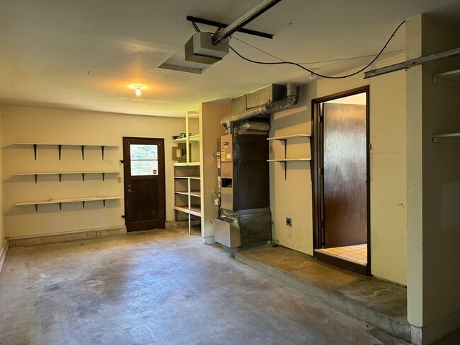 Building Photo - 3 bedroom 2.5 bathroom duplex off Coburg Rd.