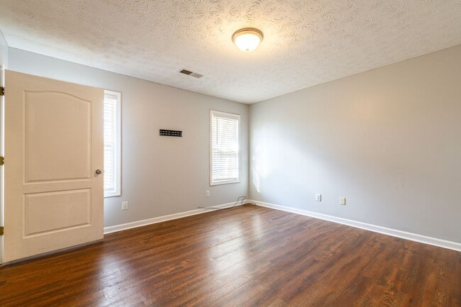 Building Photo - Spacious 5 Bedroom, 3 Bathroom Home in Cov...