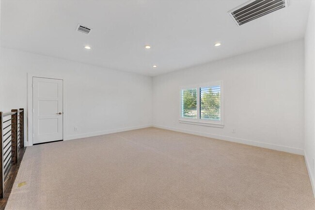 Building Photo - 1006 Oak Summit Ln