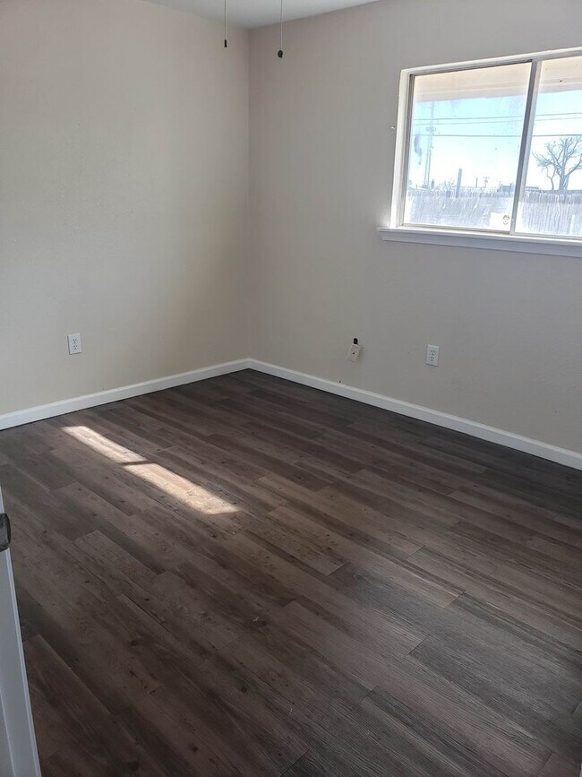 Building Photo - Handyman Special $0 First Month's Rent / “...