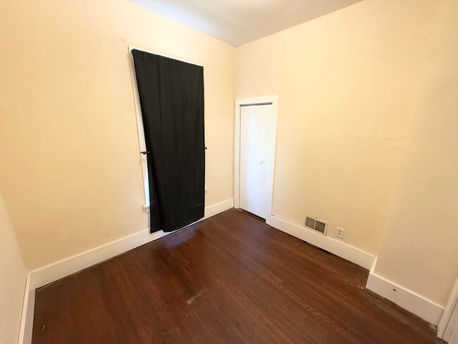 Building Photo - 4 Bedroom home Near Notre Dame!