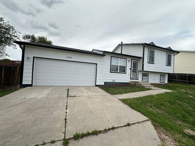 Building Photo - 3 Bed 2 Bath Home Minutes From Fort Carson...