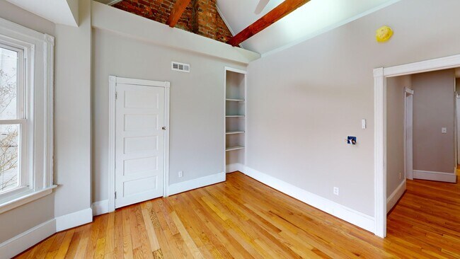 Building Photo - Cozy