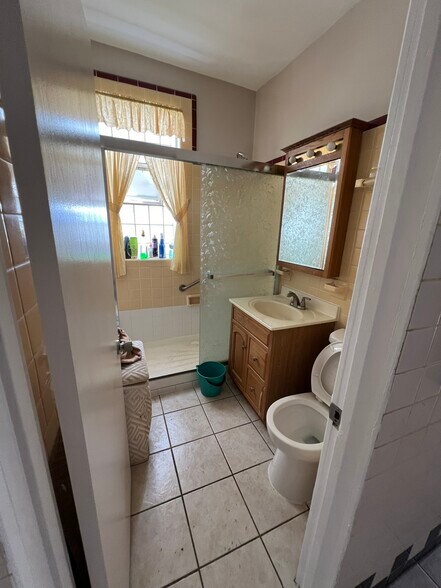 BR - 4718 N Laramie Ave