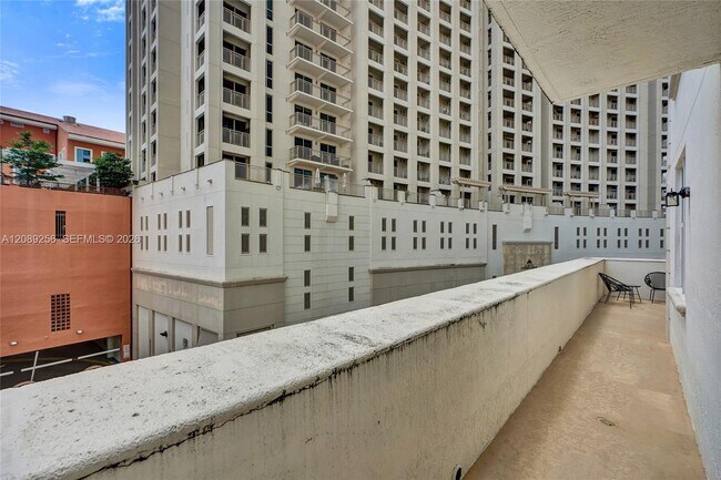 Building Photo - 2030 Douglas Rd