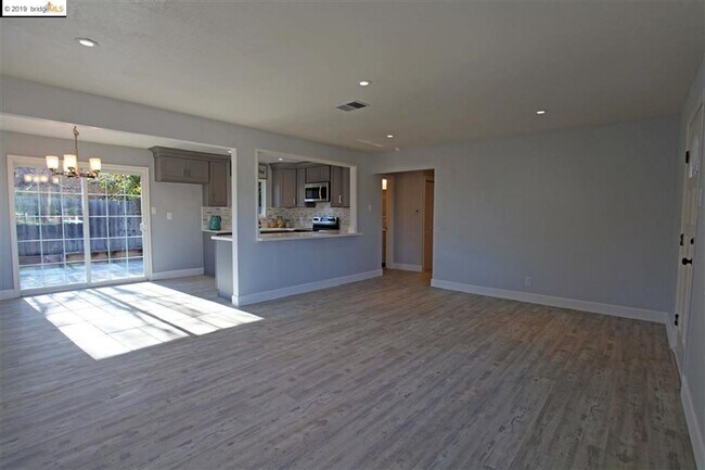 Building Photo - Clean/Remodeled 3 Bedroom 2 Bath with Large  Lot