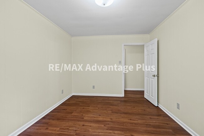 Building Photo - 3-Bedroom Home in Private Setting Minutes ...