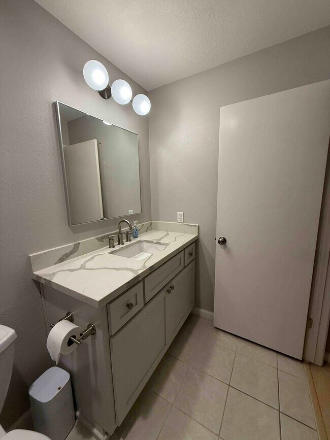 Building Photo - Fabulous Campus Commons 3 Bedroom