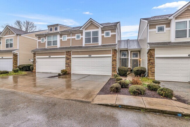 Building Photo - Move-in Ready Townhome in heart of Spring Hill