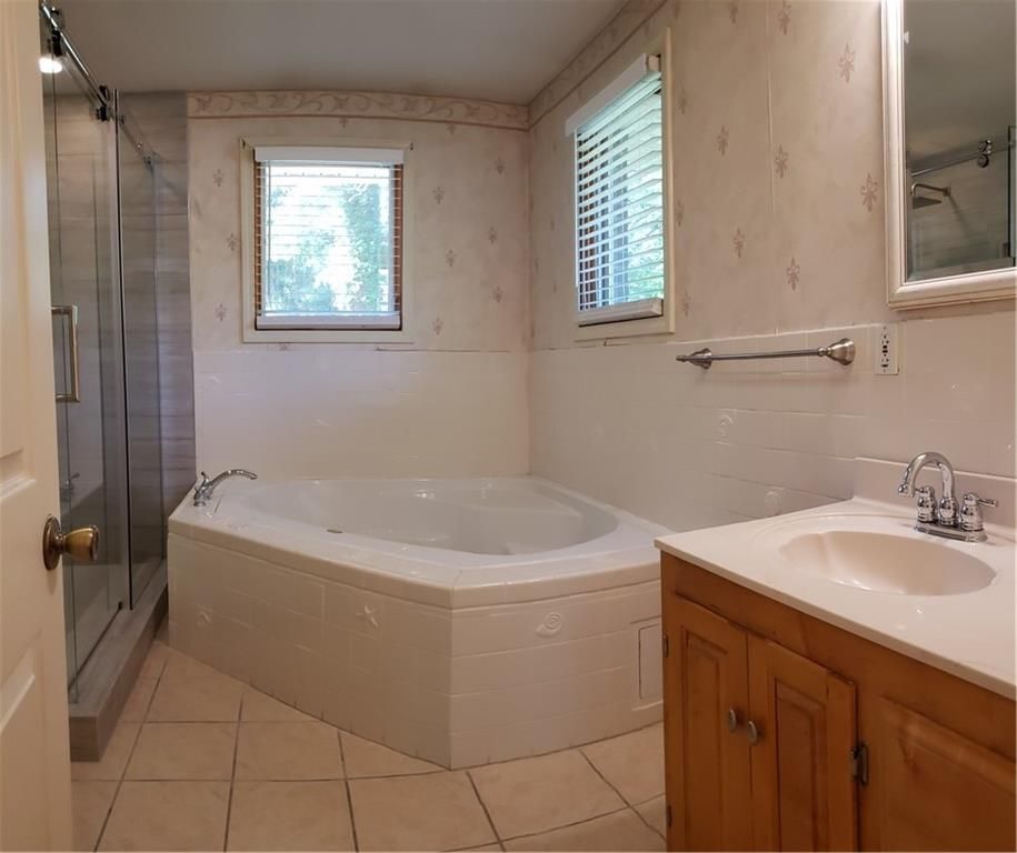 Building Photo - 3662 Rock Springs Dr