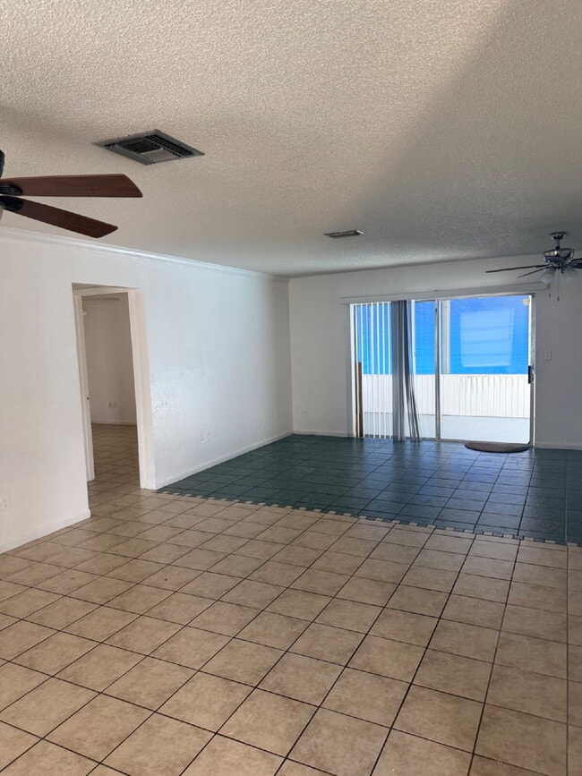 Building Photo - 3 Bedroom 2 Bathroom Oversized 2 Car Garage with a Pool!