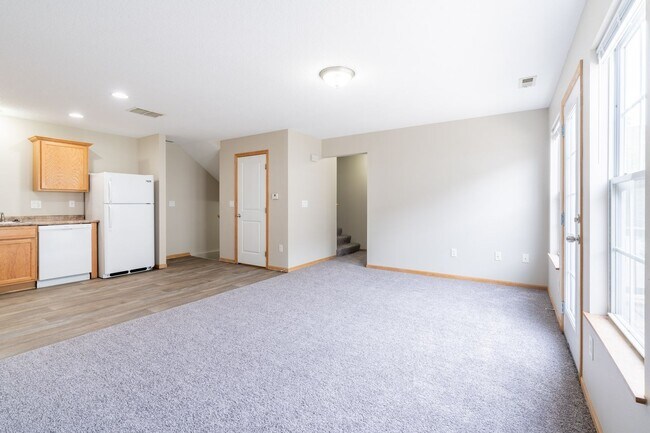 Building Photo - 2 Bedroom 2 Bathroom Town House - End Unit