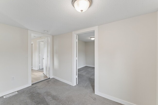 Building Photo - This cozy residence features a bright living space and well-appointed kitchen.  1st month is FREE...