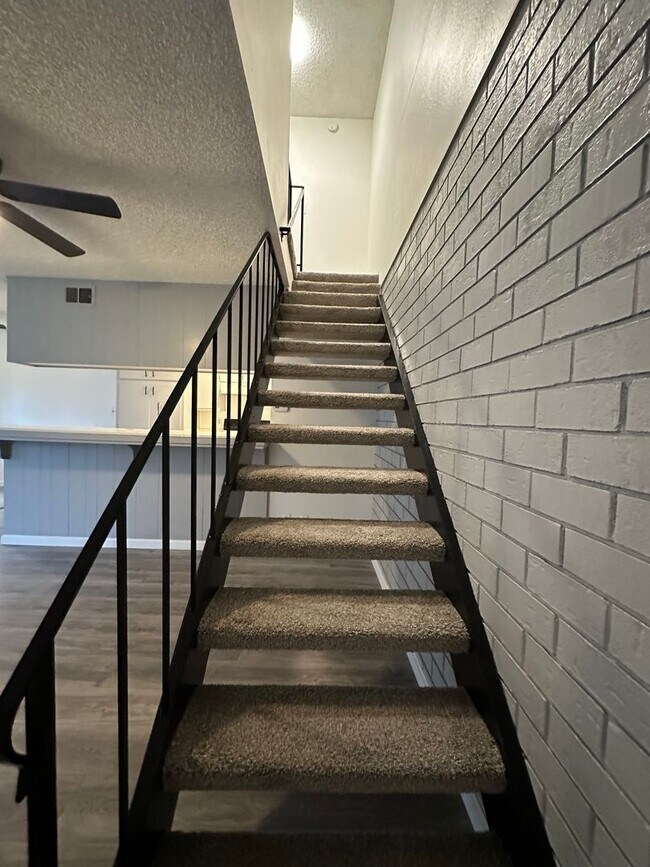 Building Photo - Cozy 2 Bedroom unit with community pool!