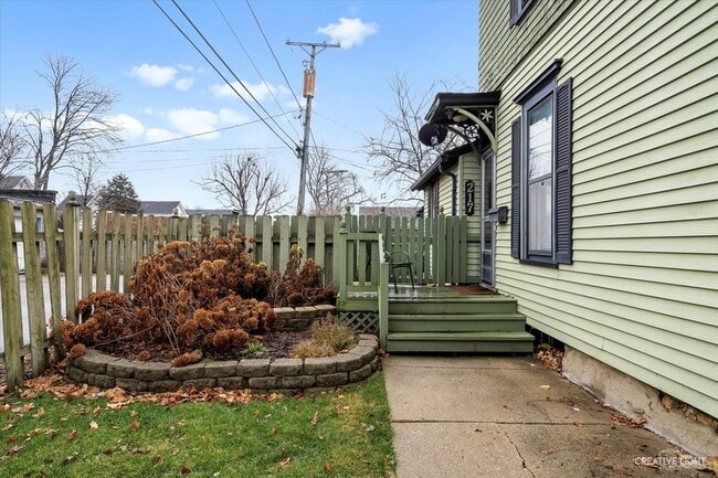 Building Photo - 217 Washburn St