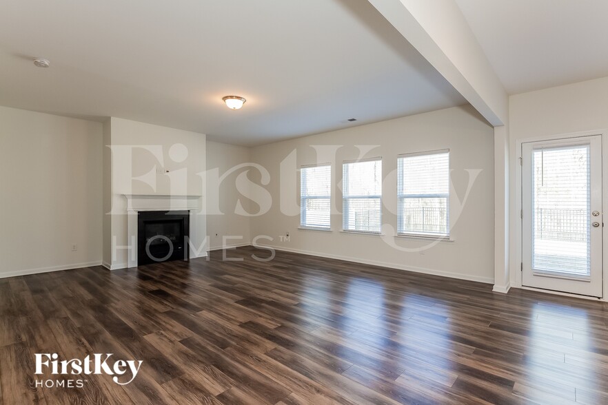 Building Photo - 5521 Begonia St