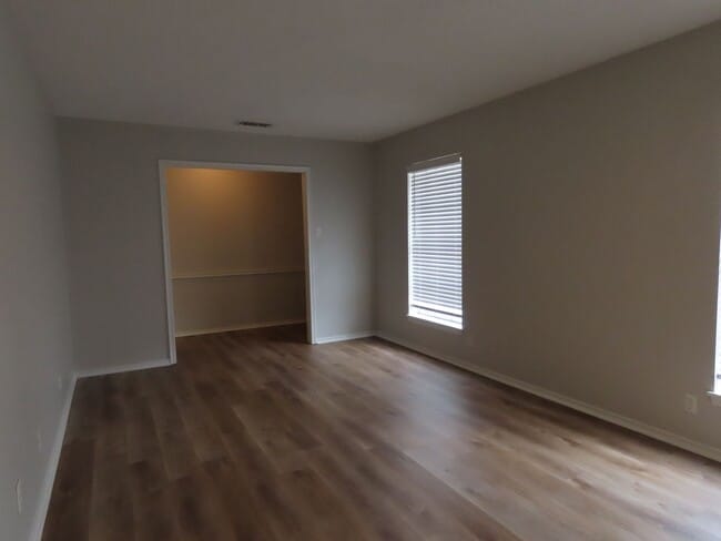 Building Photo - Expansive 3/2 Home in Tyler w/Additional Den and Living Room!