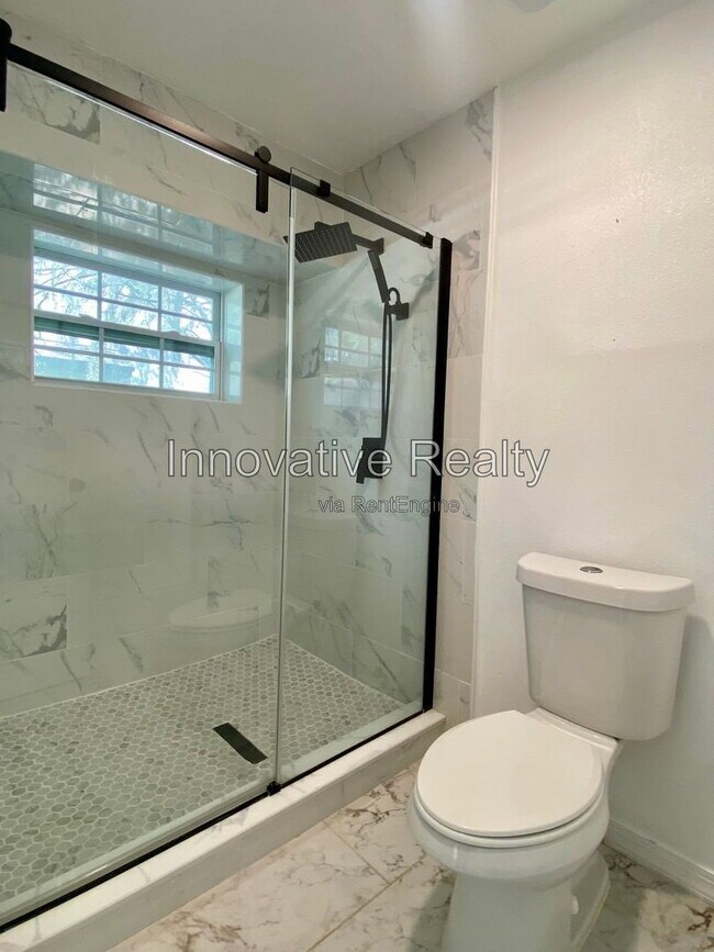 Building Photo - 6400 Lake Horseshoe Dr