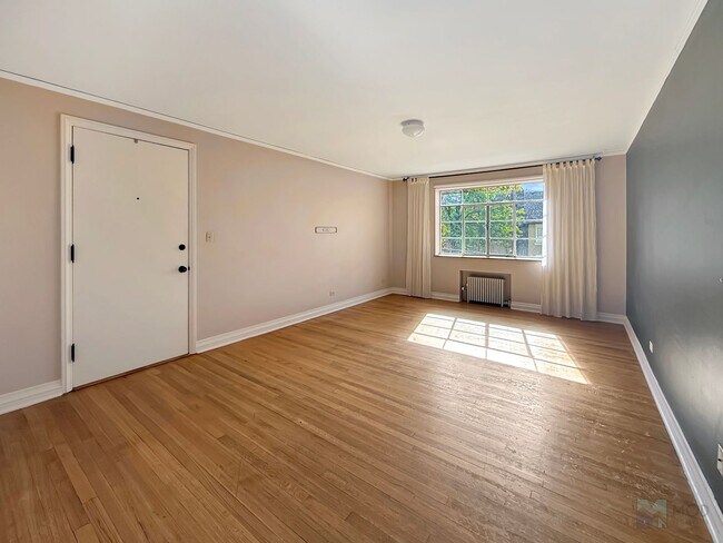 Building Photo - $0 DEPOSIT OPTION. CHARMING VINTAGE 1 BEDR...