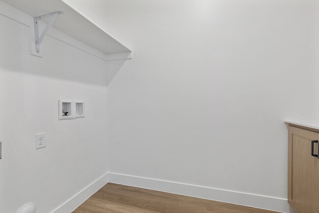 Building Photo - 1082 W Albertine Ln