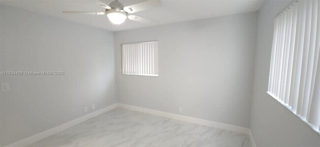 Building Photo - 122 S Lakeside Dr